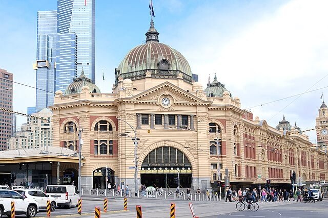 Estação Flinders Street (1910)

Ícone de Melbourne, é a estação ferroviária mais movimentada da cidade e um símbolo histórico. Sua fachada em estilo eduardiano e o grande relógio na entrada são pontos de referência para os moradores.
