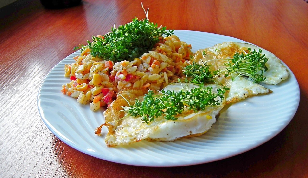 O agriÃ£o pode ser um acompanhante saudÃ¡vel e nutritivo. Com filÃ©s de peixes empanados, a verdura pode aparecer como complemento, mas tambÃ©m em um saboroso molho, que leve leite, leite de coco, suco de limÃ£o, gema, sal e pimenta a gosto. 