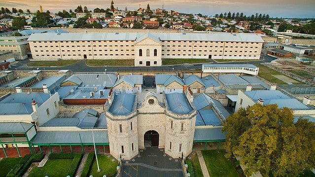 Fremantle Prison (1850s)

Antiga prisão construída por condenados britânicos, é um Patrimônio Mundial da UNESCO. Seu passado sombrio e bem preservado atrai turistas interessados na história do sistema penal australiano.