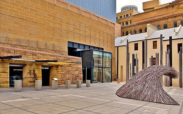 Museu da Austrália (1827)

Localizado em Sydney, é o museu mais antigo do país e referência em história natural e antropologia. Seu acervo inclui fósseis, artefatos indígenas e exposições sobre a fauna única da Austrália.
