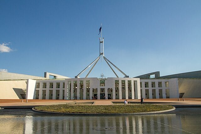 Parlamento da Austrália (1988)

Localizado em Canberra, abriga o governo do país e possui uma arquitetura moderna simbólica. Sua construção reflete a democracia australiana e é aberta a visitas do público.