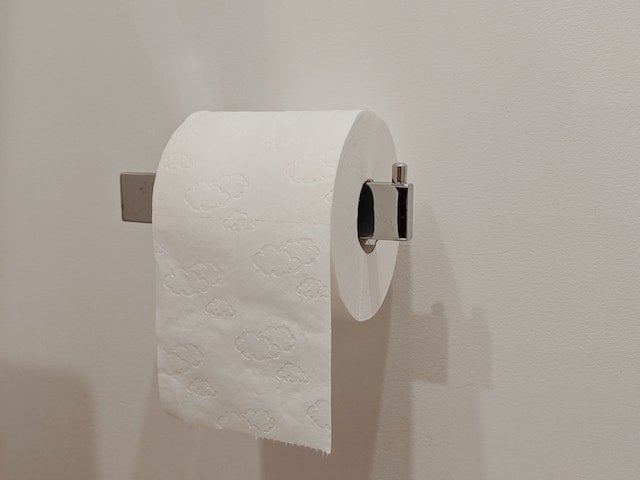Quando chegou ao local,  alÃ©m do problema do espaÃ§o em si, ele ficou decepcionado inclusive com as condiÃ§Ãµes do banheiro. O chuveiro estava sujo e o vaso sanitÃ¡rio,  ao lado da cama, apresentava um vazamento.