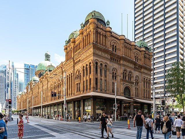 Queen Victoria Building (1898)

Originalmente um mercado, hoje é um dos prédios comerciais mais elegantes de Sydney. Sua arquitetura vitoriana restaurada e seus vitrais fazem dele um ponto turístico e de compras sofisticad