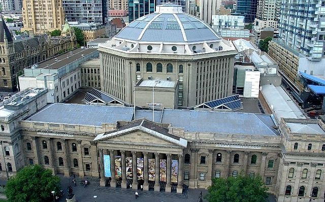 Biblioteca Estatal de Victoria (1856)

Uma das bibliotecas mais antigas da Austrália, localizada em Melbourne, com um impressionante domo de leitura. Além de ser um centro de conhecimento, abriga exposições e eventos culturais importantes.
