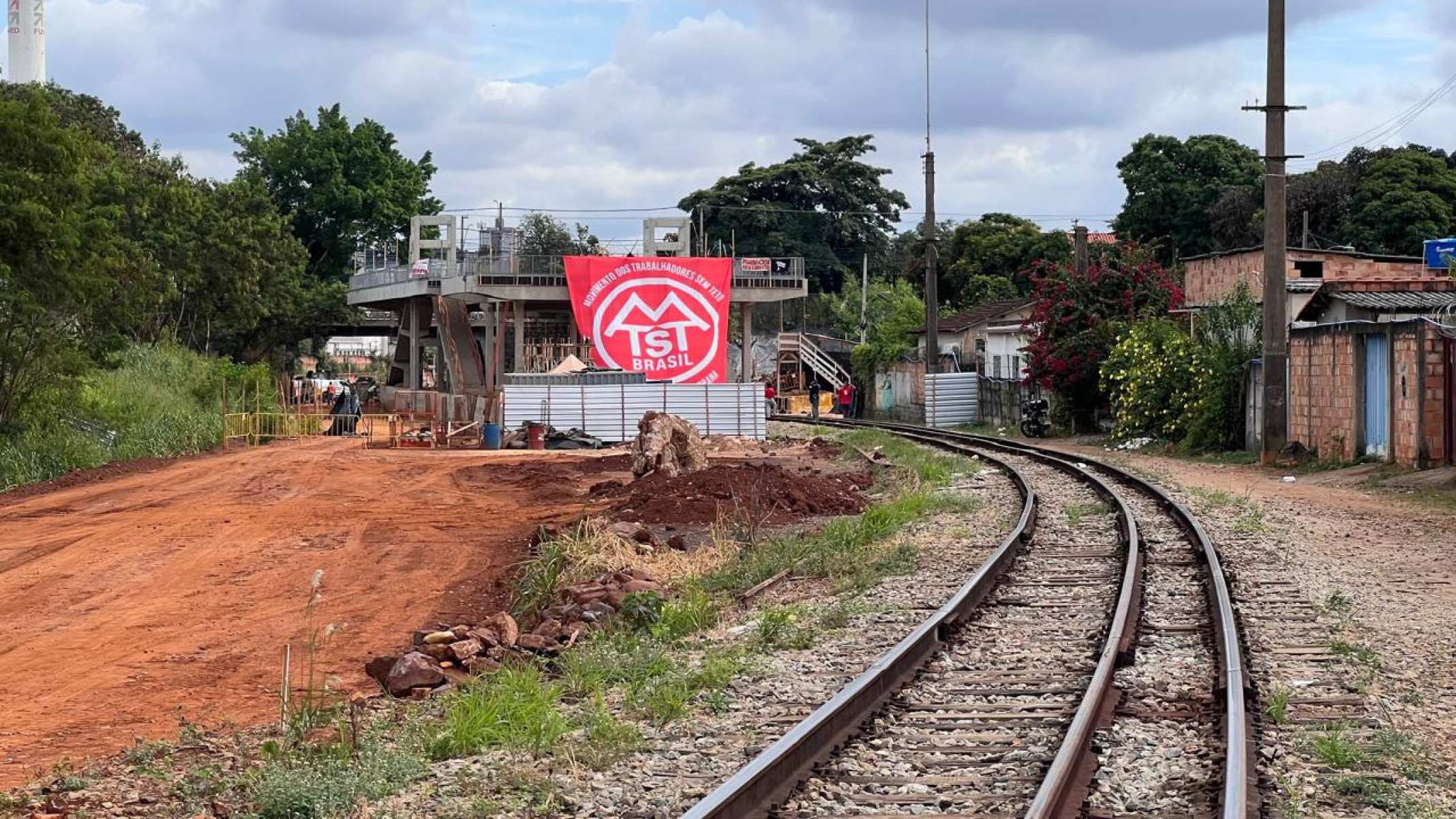 Manifestantes ocupam obras da Linha 2 do Metrô de BH na manhã desta segunda (17)-Edésio Ferreira/EM/DA Press