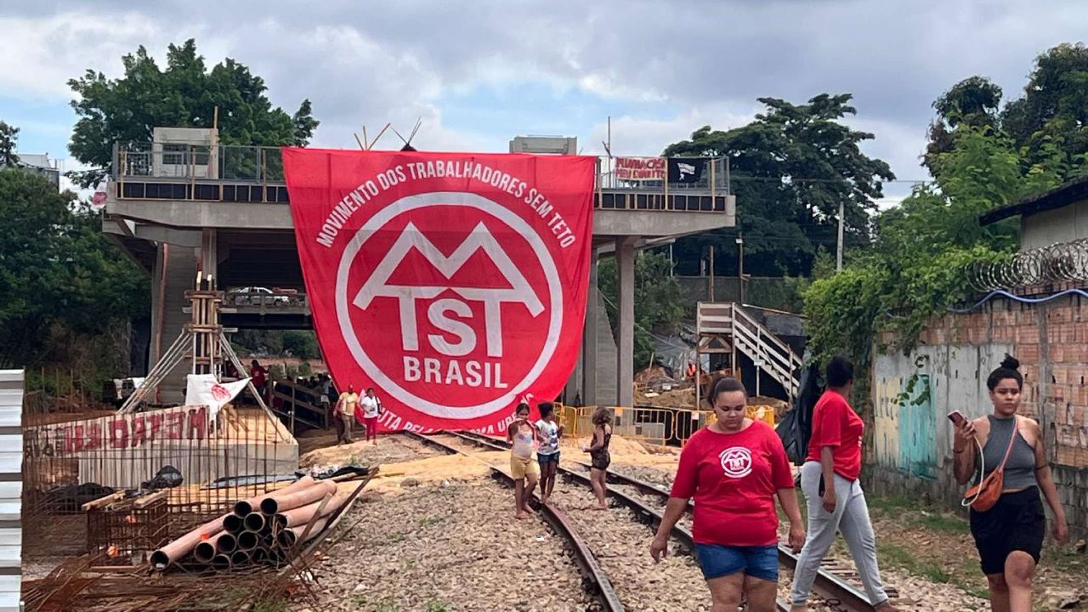 Manifestantes ocupam obras da Linha 2 do Metrô de BH na manhã desta segunda (17)-Edésio Ferreira/EM/DA Press