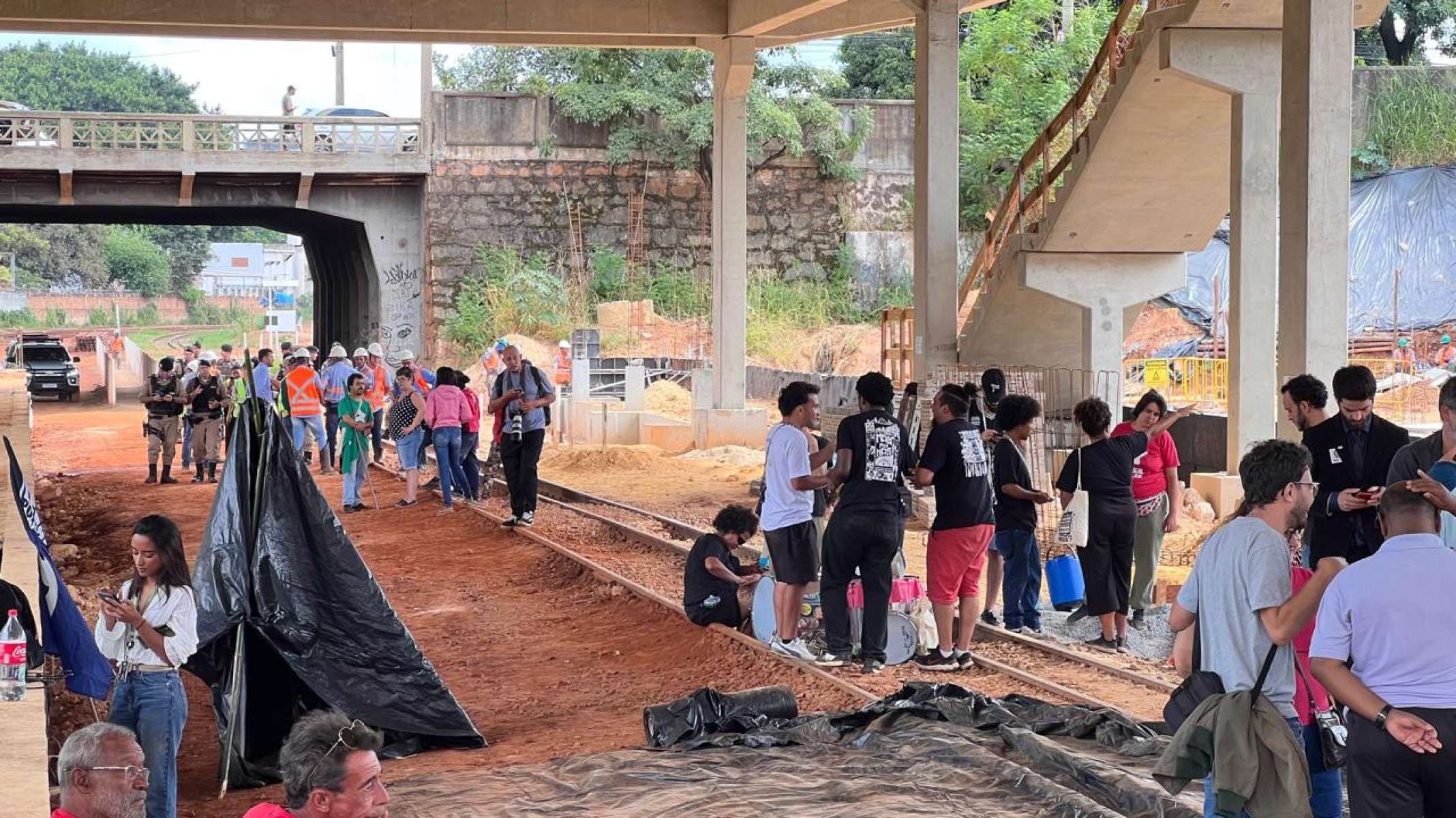 Manifestantes ocupam obras da Linha 2 do Metrô de BH na manhã desta segunda (17)-Edésio Ferreira/EM/DA Press