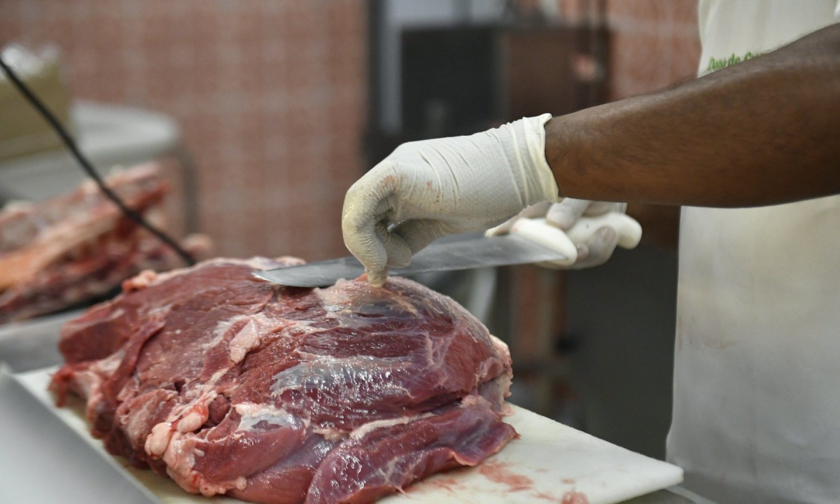 Corte de carne em açougue de Sobradinho (DF); imagem meramente ilustrativa -  (crédito:  Geraldo Magela/Agência Senado)