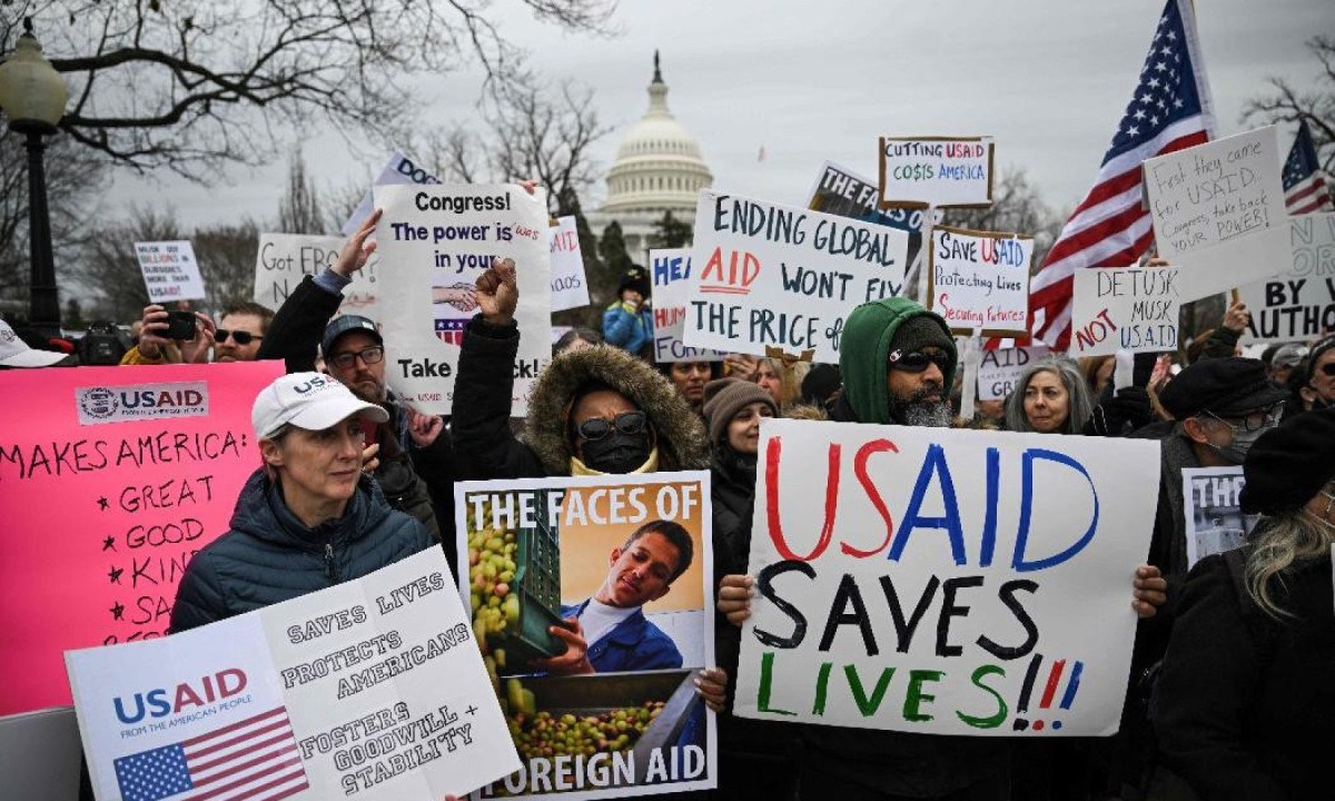 Manifestantes protestam contra a istração de Donald Trump por decidir fechar a agência USAID -  (crédito: DREW ANGERER/AFP)