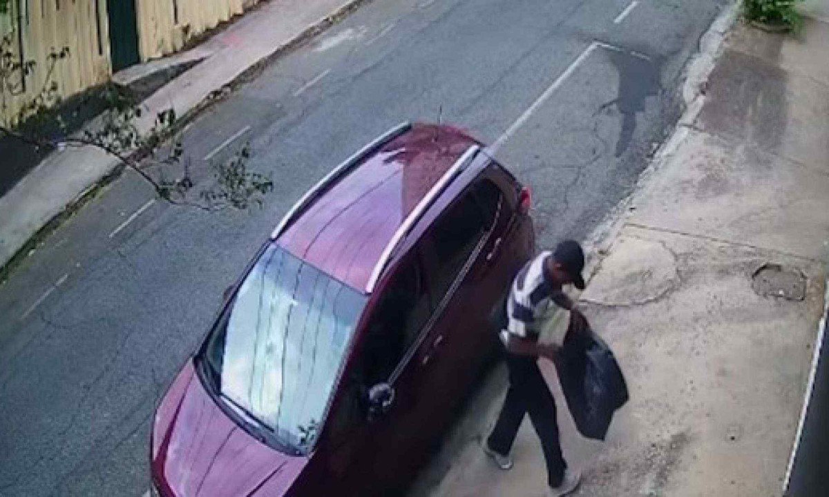 Câmera flagrou momento em que retrovisor de carro é furtado no bairro Serra, Região Centro-Sul de Belo Horizonte -  (crédito: Imagem cedida ao Estado de Minas)