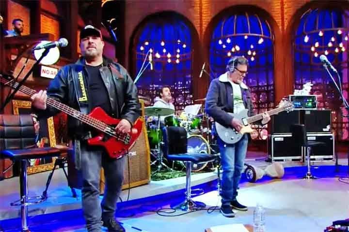 O cantor Roger Moreira deu novos detalhes sobre o estado de saúde de Mingau, músico que foi baleado em setembro de 2023 e está internado desde então. 
- Reprodução de vídeo SBT