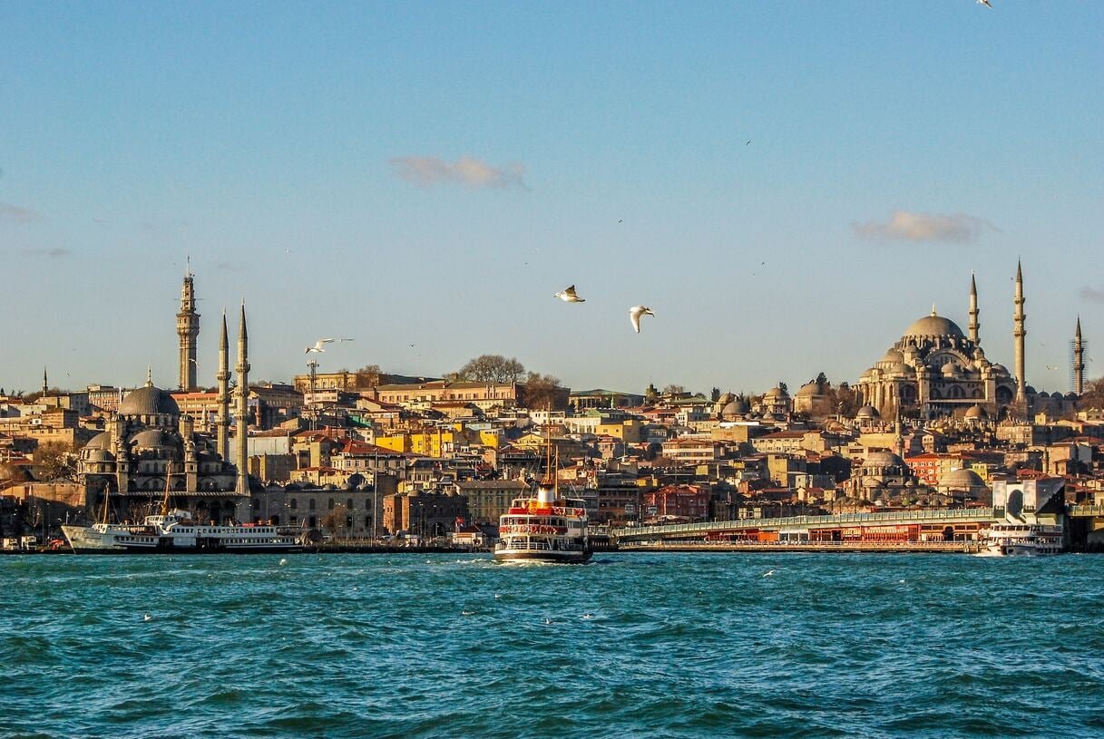 Durante séculos, Istambul foi conhecida como Bizâncio, depois Constantinopla, e, finalmente, assumiu seu nome atual em 1453, quando o Império Otomano conquistou a cidade, consolidando-a como um dos maiores centros culturais e políticos da época.