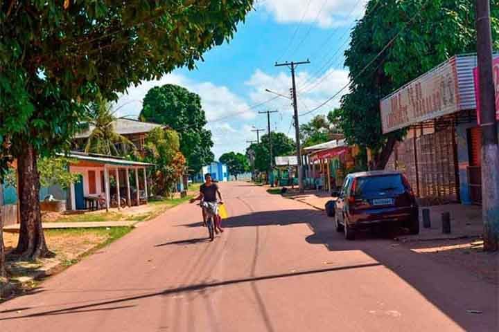 Pracuúba (AP) - 43,50 pontos - Distante de centros econômicos e com acesso limitado a transporte. Serviços de saúde e educação são insuficientes para a população. Economia de subsistência e falta de diversificação econômica.
