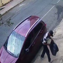 Vídeo: câmera flagra furto de retrovisor de carro estacionado em rua de BH - Imagem cedida ao Estado de Minas