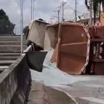 Carreta tomba e fecha trincheira de avenida em Contagem - Transcon/Divulgação