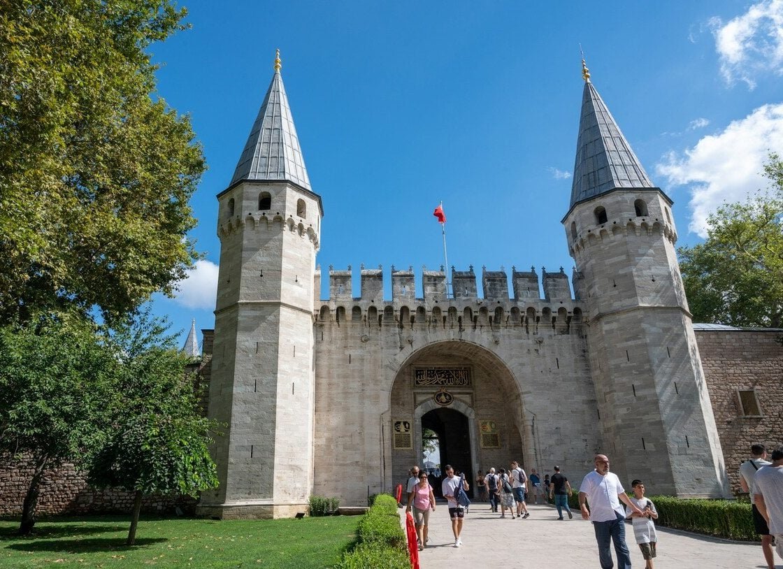 Ao lado dessas maravilhas religiosas, o Palácio Topkapi, residência dos sultões otomanos por mais de 400 anos, é outro local que atrai milhares de turistas.