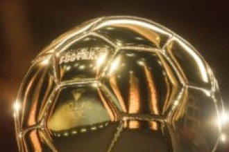Veterano jogador vencedor de Bola de Ouro quer renovar com gigante europeu, diz jornalista