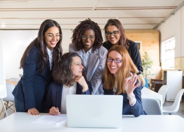 No Brasil, aprender um novo idioma continua a ser um privilégio, especialmente para as mulheres nos negócios que enfrentam múltiplas barreiras à expansão global -  (crédito: Divulgação/Promova)
