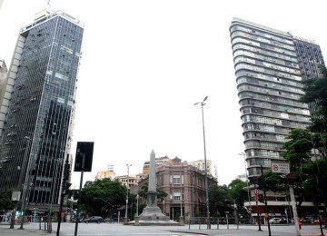 Lei sancionada pelo executivo municipal autoriza a instalação de painéis de LED em edifícios da Praça Sete, no Centro de Belo Horizonte -  (crédito: Jair Amaral/EM/D.A Press – 31/12/2024)