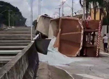 Com o impacto, carga de brita ficou espalhada na pista -  (crédito: Transcon/Divulgação)