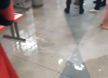 Pacientes ficam ilhados na UPA Barreiro durante temporal na tarde desta terça-feira (18/3) -  (crédito: Reprodução/Redes sociais)