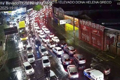 Outro fator que tem contribuído para a lentidão e o "nó" no trânsito é a falta de energia e semáforos fora do ar -  (crédito: BHTrans / Reprodução)
