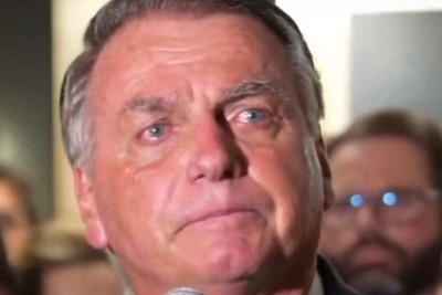 Ex-presidente Jair Bolsonaro chora ao falar da decisão do filho Eduardo Bolsonaro ficar nos Estados Unidos -  (crédito: Reprodução/Redes Sociais)