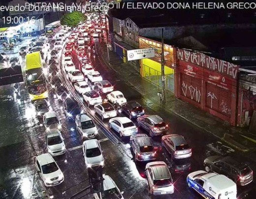 Chuva causa nó no trânsito e quedas de energia em BH