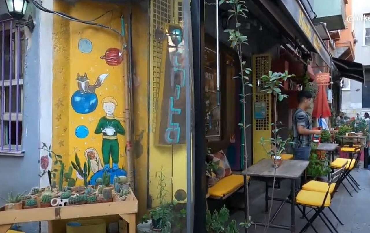 Além disso, os bairros históricos de Balat e Fener, com suas casas coloridas e atmosfera boêmia, convidam os visitantes a explorar um lado mais íntimo da cidade, onde galerias de arte, cafés e lojas de antiguidades oferecem uma verdadeira imersão na vida local.