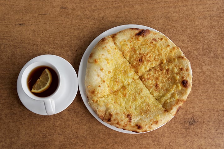 Isso não significa que a Geórgia não possua uma identidade própria. O país tem uma cultura regional na gastronomia. Alguns exemplos são o khinkali (bolinhos de carne), da região montanhosa oriental; o Akija, característico dos Mingérios, e o khachapuri (foto), prato típico de Imerícia, Mingrélia e Ajária.