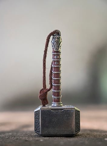Segundo a mitologia, o martelo chamado Mjolnir era a arma poderosa do Deus, com uma enorme cabeça e um cabo curto. O martelo nunca errava o alvo e sempre retornava às mãos de Thor.