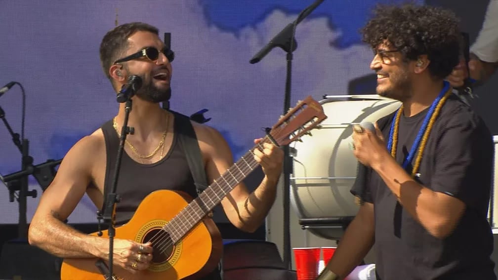 Em 2022, o show de Silva no Lollapalooza contou com o rapper Criolo na canção “Soprou”. -Reprodução