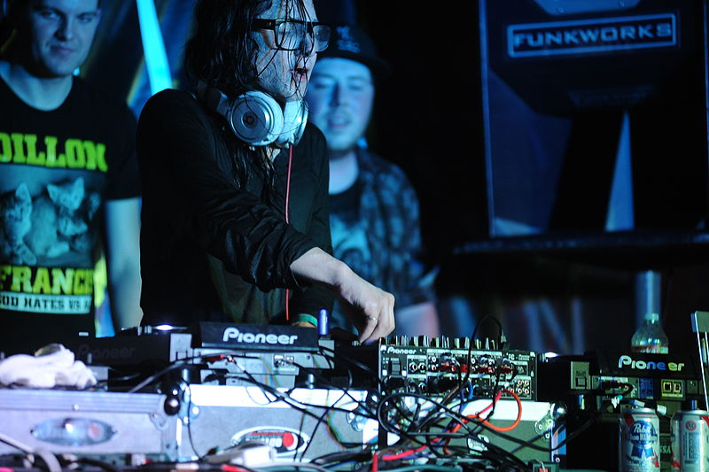 Skrillex - O DJ fez shows solos nas edições de 2015 e 2023, além de apresentação ao lado de Diplo, na dupla Jack Ü, em 2016. 
-Weekly Dig/Wikimedia Commons