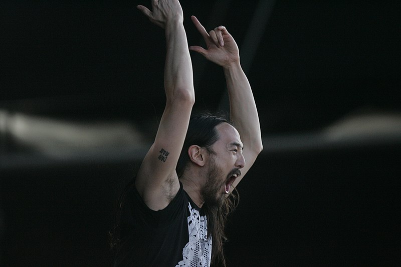 Em 2019, a performance de Steve Aoki no Lollapalooza teve até bolo atirado no público e um remix de “Baile de Favela”. 
-Eva Rinaldi/Wikimedia Commons
