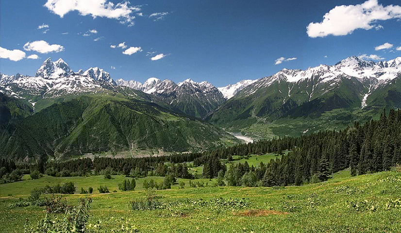 A Suanécia é uma região considerada Patrimônio da Humanidade pela UNESCO, em que aldeias com casas medievais ainda persistem, na paisagem montanhosa do Cáucaso.   