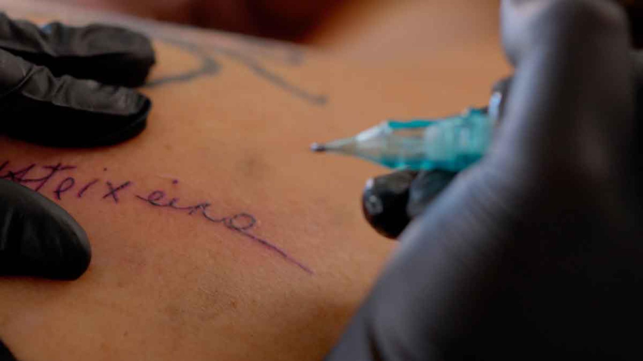 Tatuagem é feita em Heloisa Teixeira 