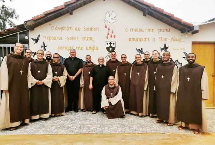 Os carmelitas vestiam uma espécie de avental longo, chamado 