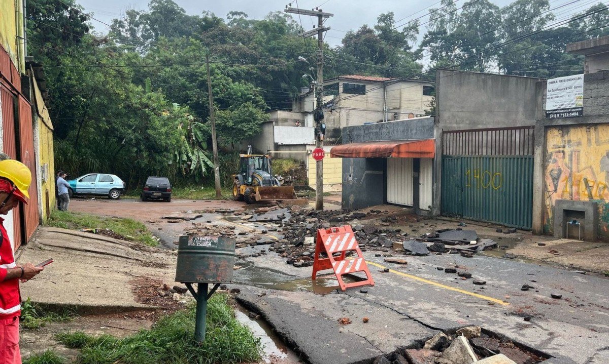 Limpeza da Rua Davi Fonseca come&ccedil;a na esquina com a Rua Divisa Santa -  (crédito: Giovanna de Souza/EM/D.A. Press)