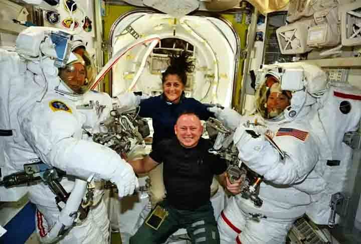 Wilmore também trabalhou no sistema Veggie, ajustando a iluminação para otimizar o cultivo de vegetais frescos, essenciais para a nutrição e bem-estar dos astronautas em longas viagens.







