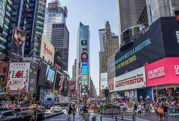 Localizada em Manhattan, na cidade de Nova York, a Times Square é um dos pontos turísticos mais famosos e icônicos do mundo.