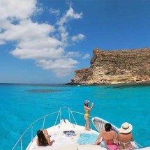 Pra quem não viu: Iate é engolido por onda gigante durante tempestade -  Divulgação / TripAdvisor