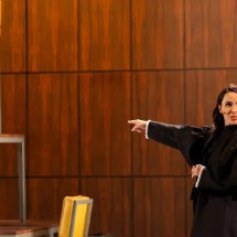 Débora Falabella ganha o Prêmio Shell por sua atuação em 'Prima facie'