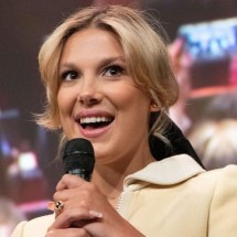 Millie Bobby Brown aparece de surpresa em escola de São Paulo e causa comoção - wikimedia commons/Laviru Koruwakankanamge