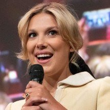 Millie Bobby Brown aparece de surpresa em escola de São Paulo e causa comoção - wikimedia commons/Laviru Koruwakankanamge