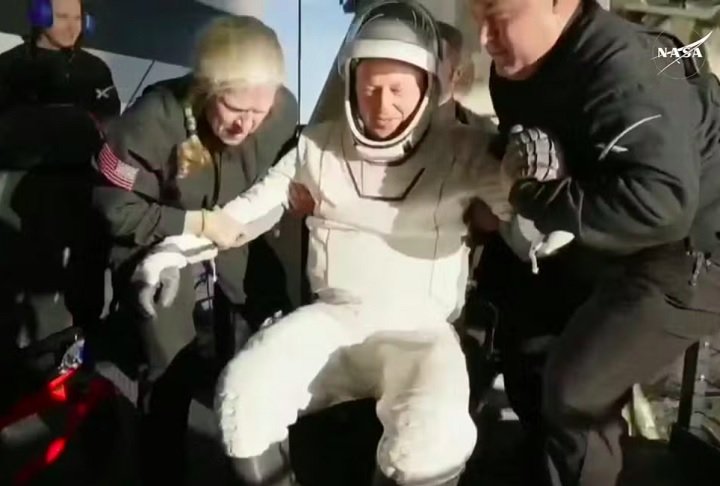 Após o pouso, equipes médicas avaliaram a saúde dos astronautas, uma prática padrão para quem retorna do espaço.