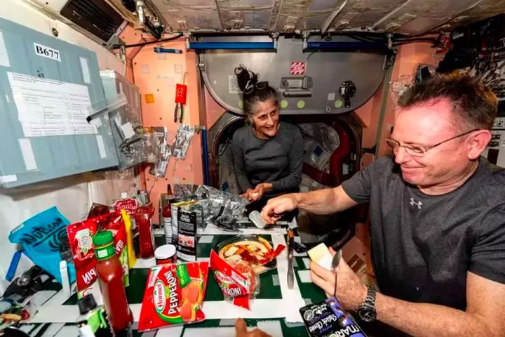 Enquanto permaneciam no espaço, na Terra houve muita expectativa e tensão à medida que as notícias surgiam. Alguns internautas chegaram a se chocar com a aparência abatida de Suni Williams em determinado momento.