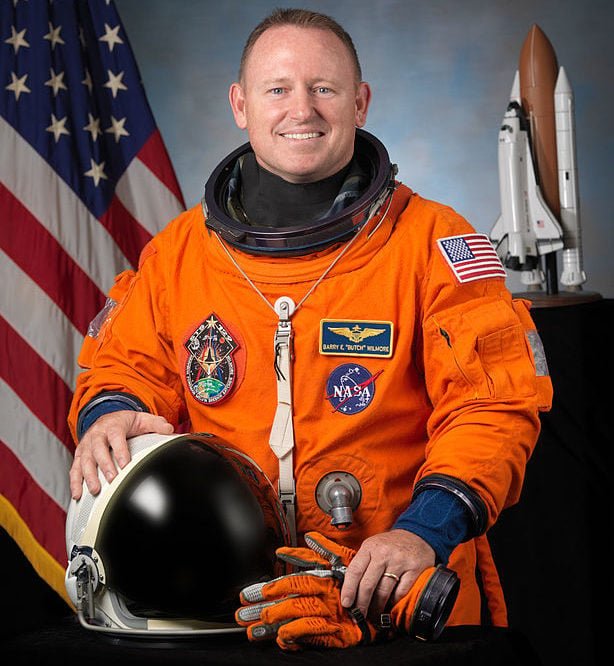 Natural do Teennesse (EUA), Barry Wilmore é capitão aposentado da Marinha americana. Ele tem 62 anos e estava na sua terceira missão na Estação Espacial Internacional.