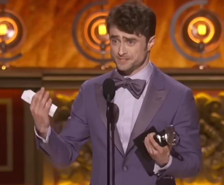 Em junho de 2024, o ator faturou seu primeiro Tony Award, principal prêmio do teatro. A cerimônia foi realizada no dia 16/06, em Nova York.