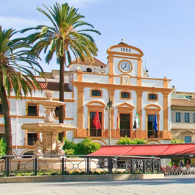 Na Idade Média, a região foi influenciada por várias culturas, incluindo visigodos e muçulmanos, até ser reconquistada pelos cristãos no século 12.