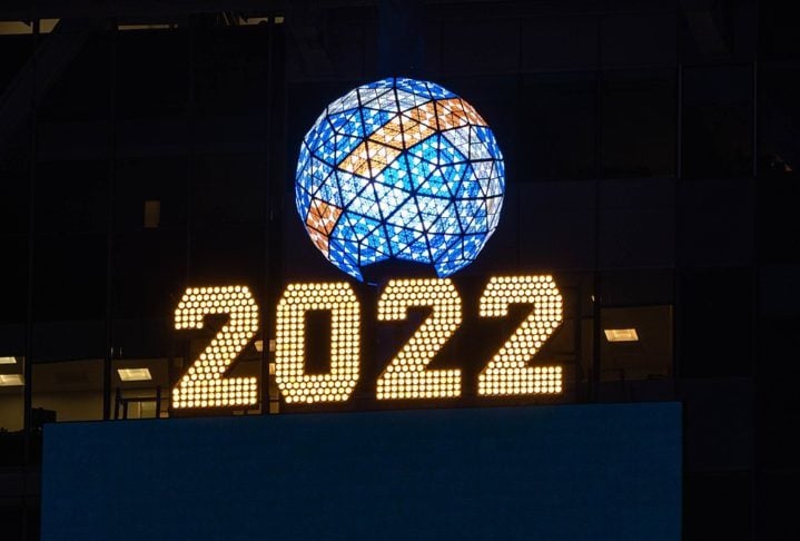 Na mesma época, a primeira celebração de Ano Novo foi realizada ali, tradição que continua até hoje, com a famosa queda da bola de cristal (Ball Drop) na véspera de Ano Novo, atraindo milhões de espectadores ao redor do mundo.